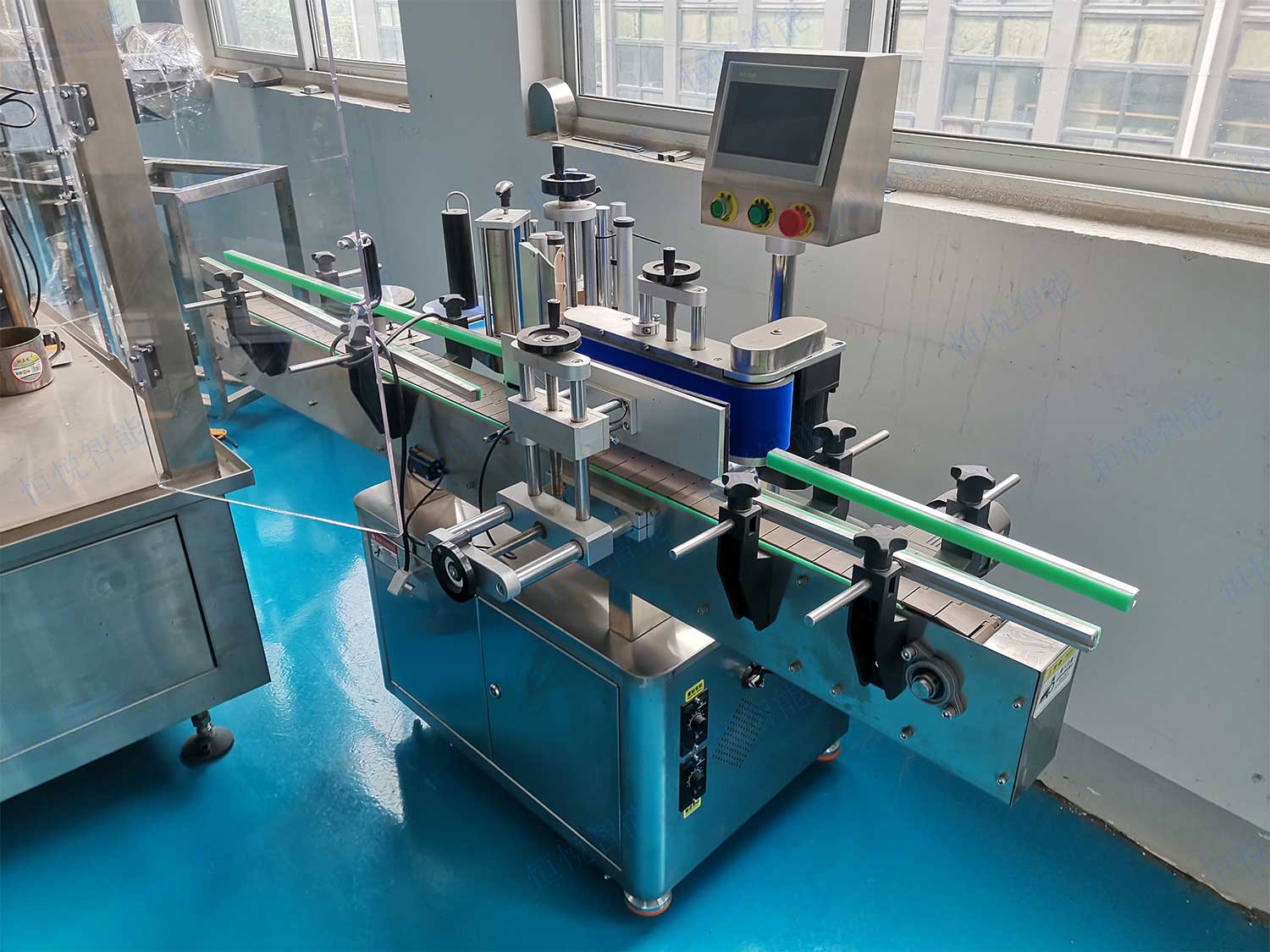 自动贴标机.jpg 自动贴标机.jpg