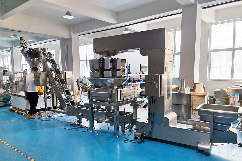 组合秤自动称重包装机是一种集成多斗组合称重与自动包装功能的自动化包装设备